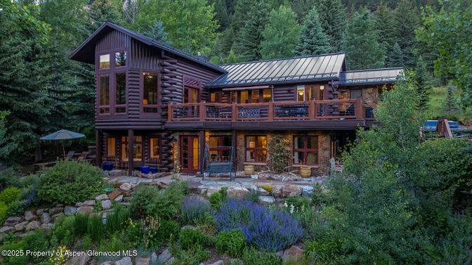 Exterior, Facade, Log Home