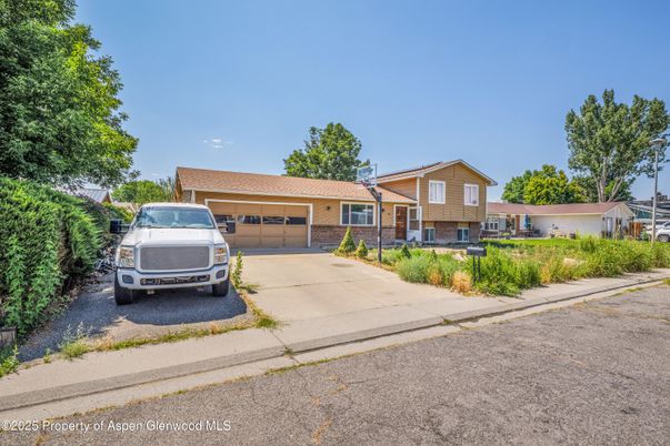 Attached, Exterior, Facade, Ranch