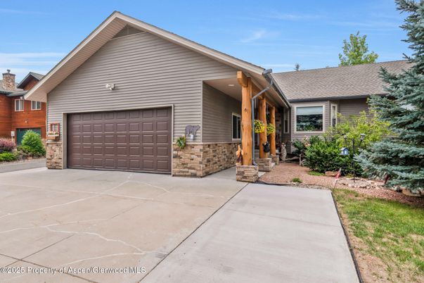 Attached, Exterior, Facade, Ranch
