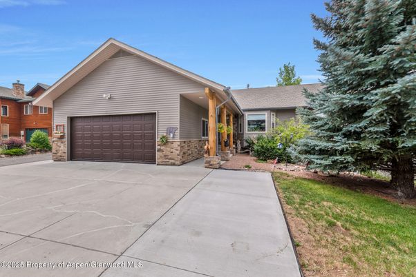 Attached, Exterior, Facade, Ranch