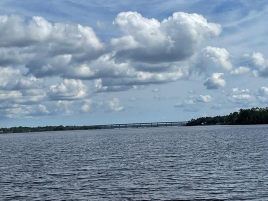 Exterior, Lake