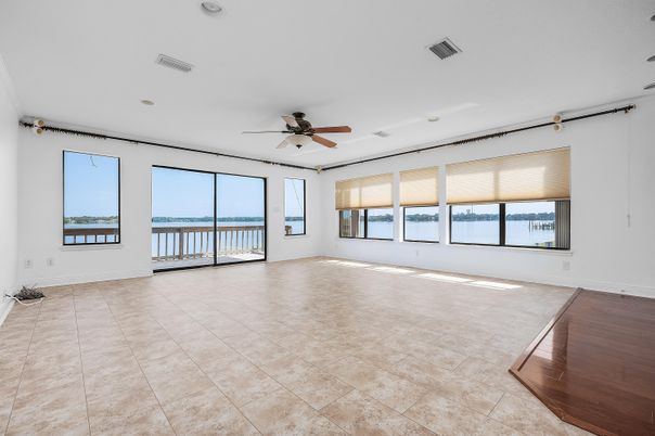 Empty room, Interior, Water