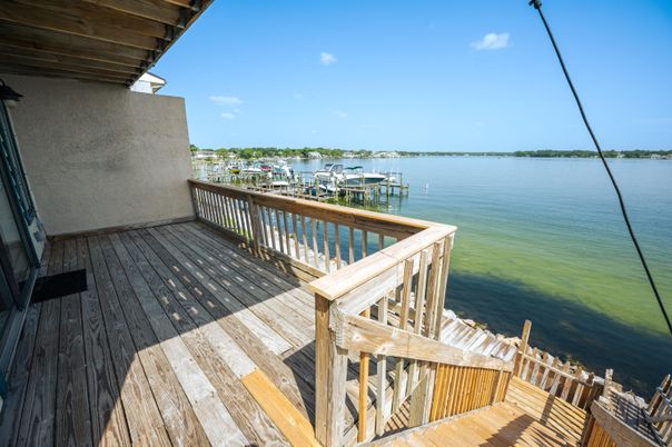 Exterior, Lake