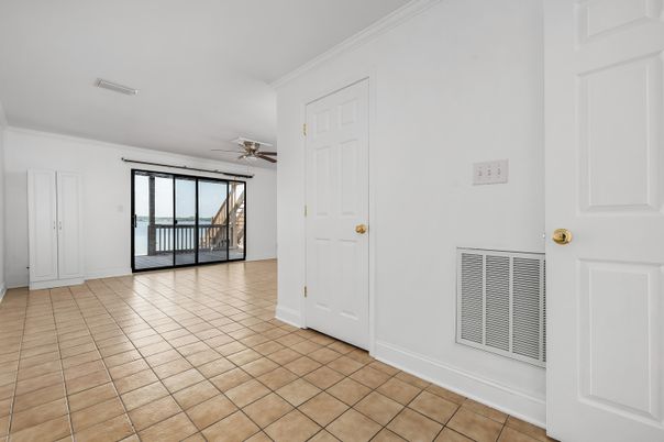 Empty room, Interior