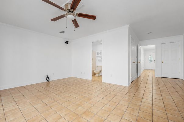 Empty room, Interior