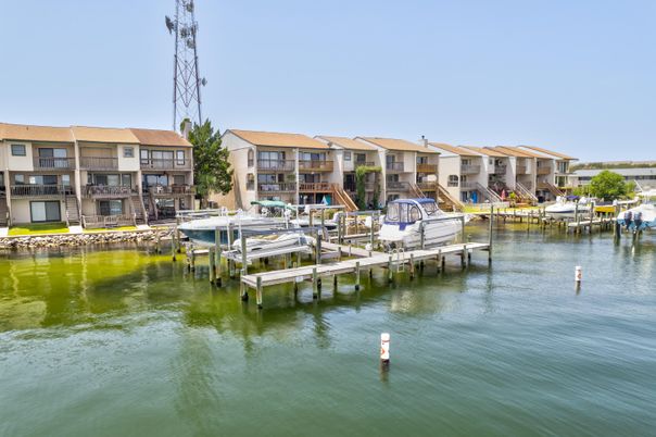 Exterior, Lake
