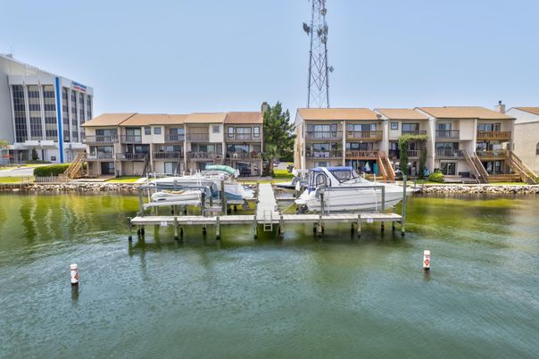 Exterior, Lake