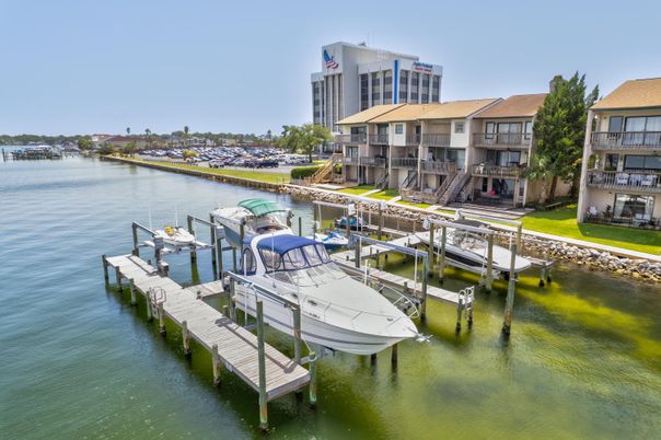 Exterior, Lake