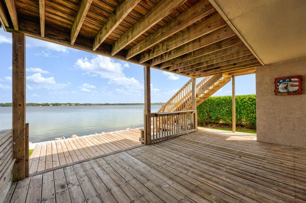 Exterior, Lake