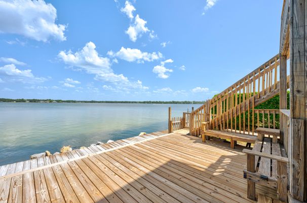 Exterior, Lake