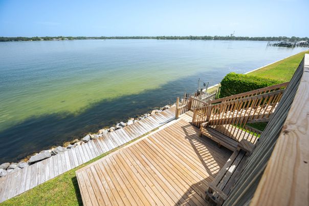 Exterior, Lake