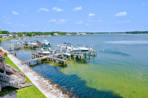 Exterior, Lake