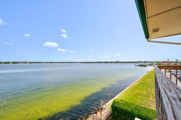Exterior, Lake