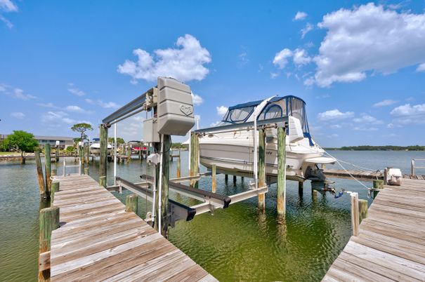 Exterior, Lake