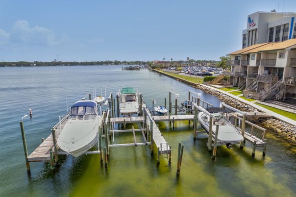 Exterior, Lake