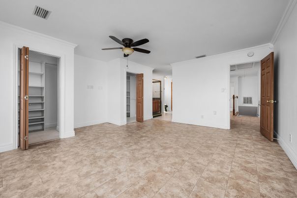 Empty room, Interior