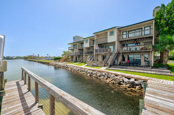 Exterior, Lake
