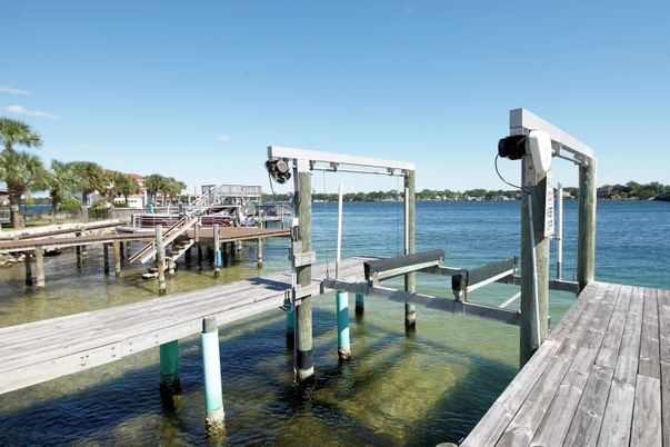 Exterior, Lake