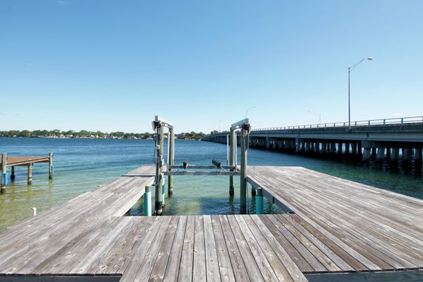 Exterior, Lake
