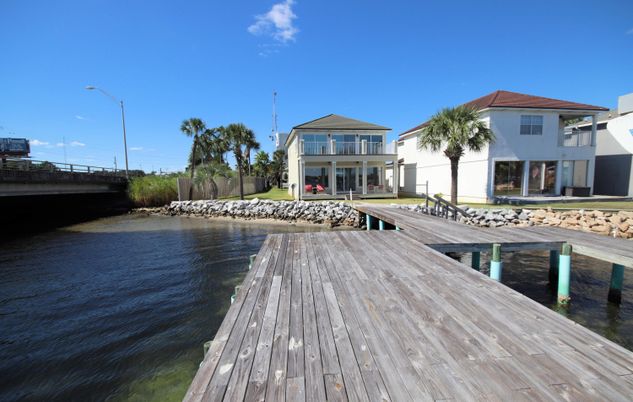 Exterior, Lake