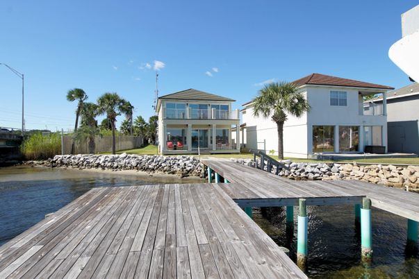 Exterior, Lake