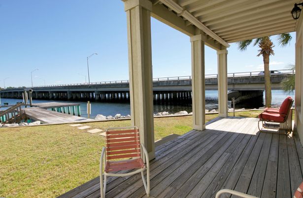 Exterior, Lake