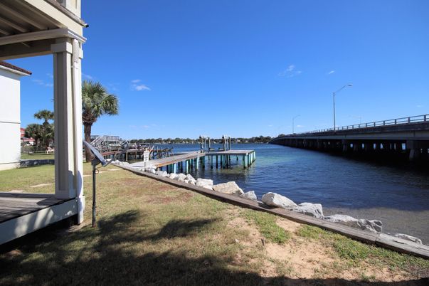 Exterior, Lake
