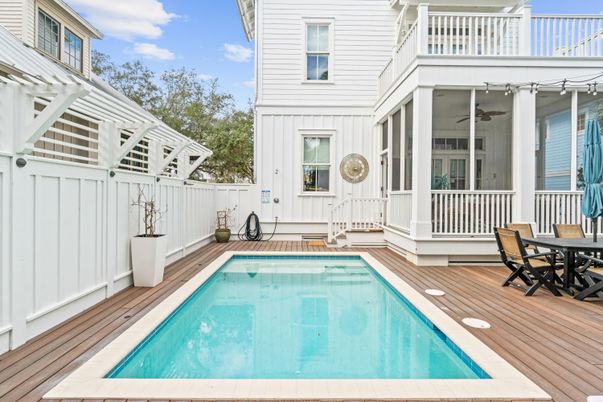 Exterior, Pool