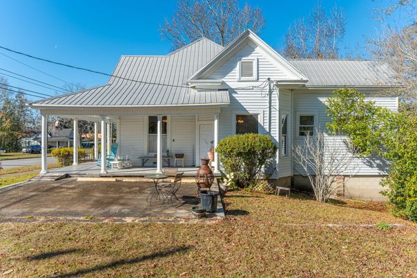 Exterior, Facade, Farmhouse