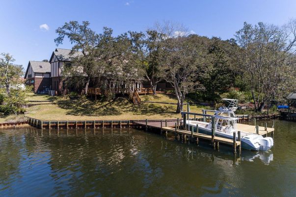 Exterior, Lake