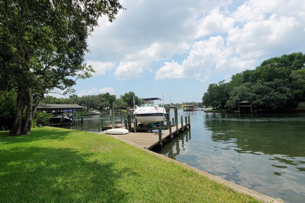 Exterior, Lake