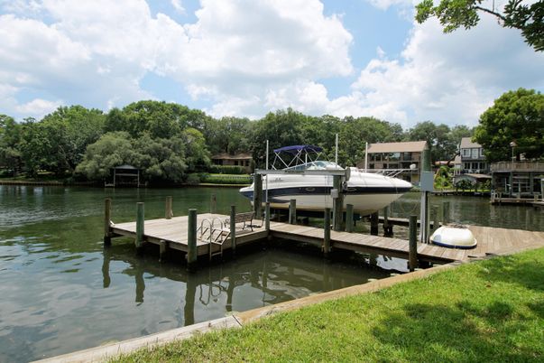 Exterior, Lake