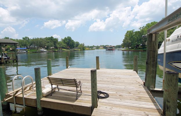 Exterior, Lake