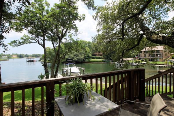 Exterior, Lake