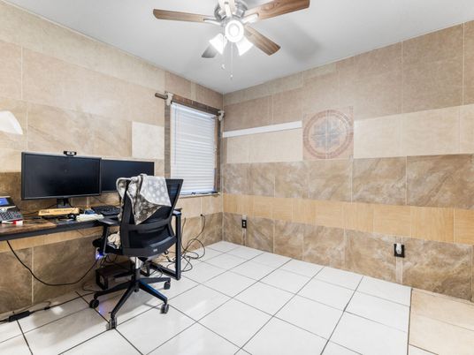Home Office, Interior