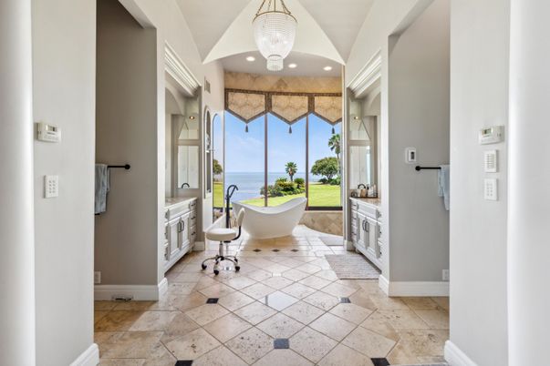 Bathroom, Free Standing Baths, Interior, Recessed Lighting, Water