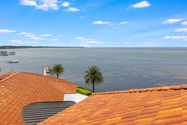Exterior, Lake