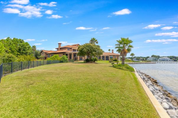 Exterior, Lake