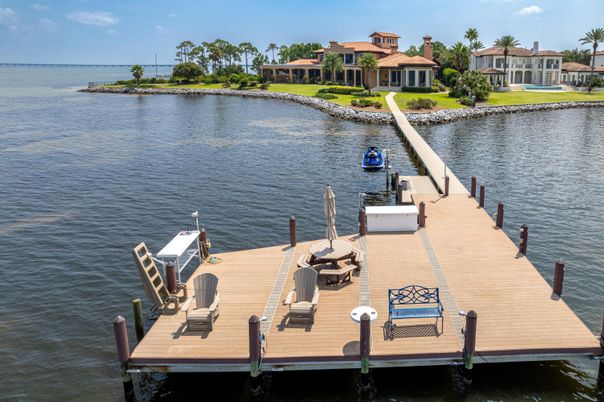 Exterior, Lake