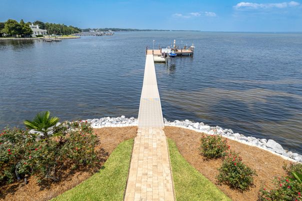 Exterior, Lake