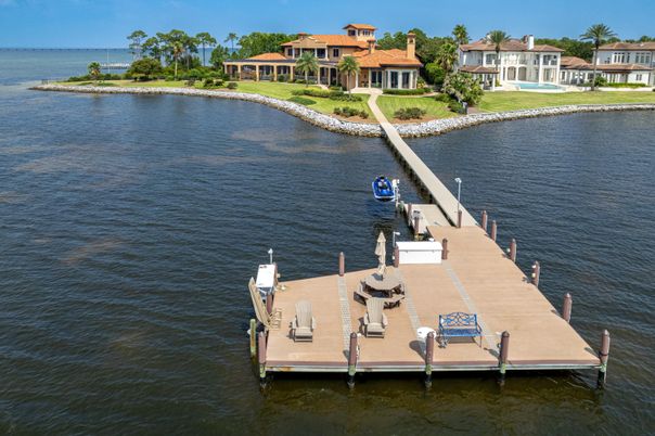 Exterior, Lake