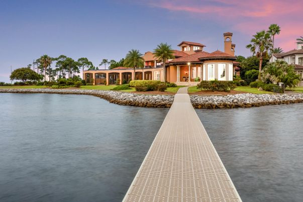 Exterior, Lake