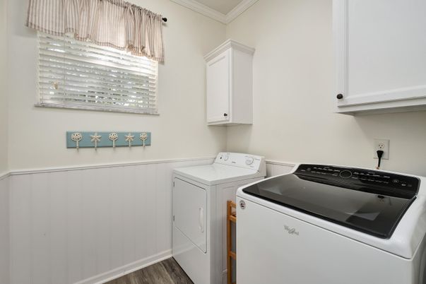 Interior, Washer, Wood Texture Flooring