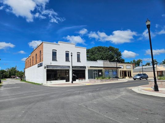 Exterior, Facade, Modern