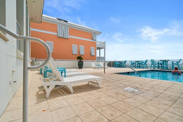 Exterior, Playground, Pool
