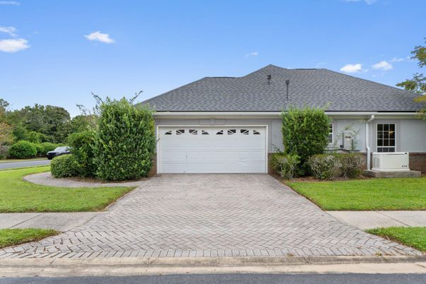 Attached, Exterior, Facade, Ranch