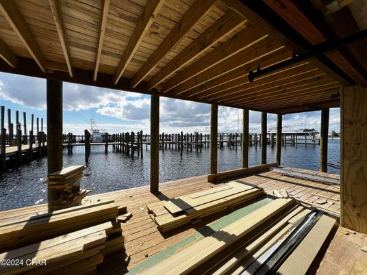 Exterior, Lake