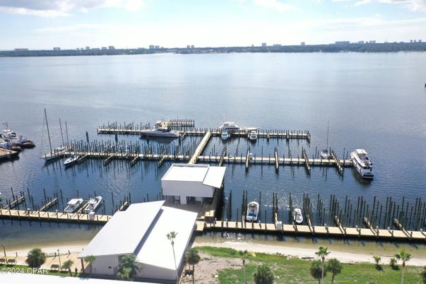 Exterior, Lake