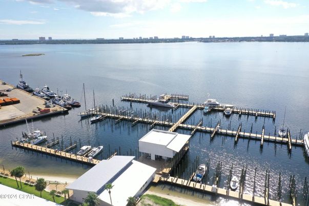 Exterior, Lake