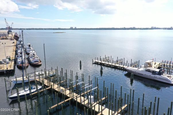 Exterior, Lake